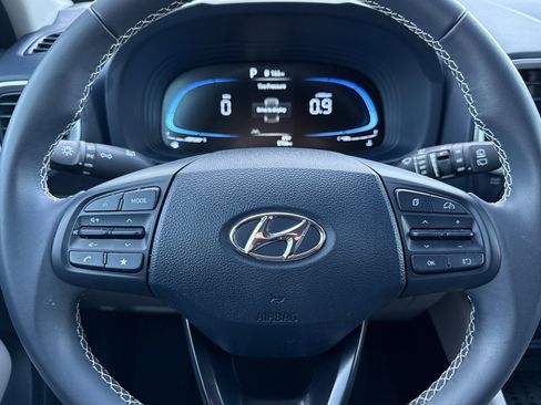 Used 2025 Hyundai Venue Limited image 24