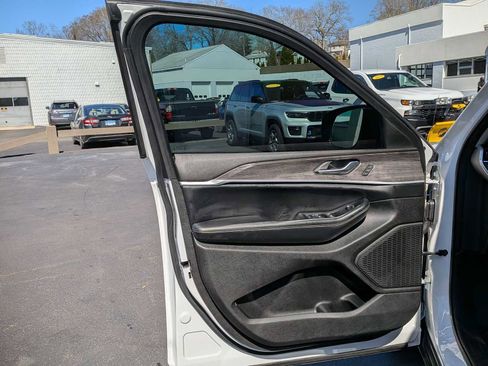 Certified 2023 Jeep Grand Cherokee Limited w/ Black Appearance Package AWD/4WD image 7