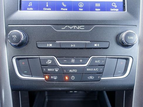 Used 2020 Ford Fusion SE image 5