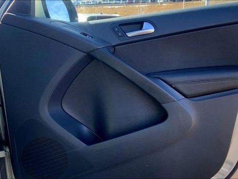 Used 2012 Volkswagen Tiguan SE image 27