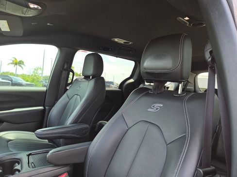 Used 2023 Chrysler Pacifica Touring-L w/ S Appearance Package AWD/4WD image 29