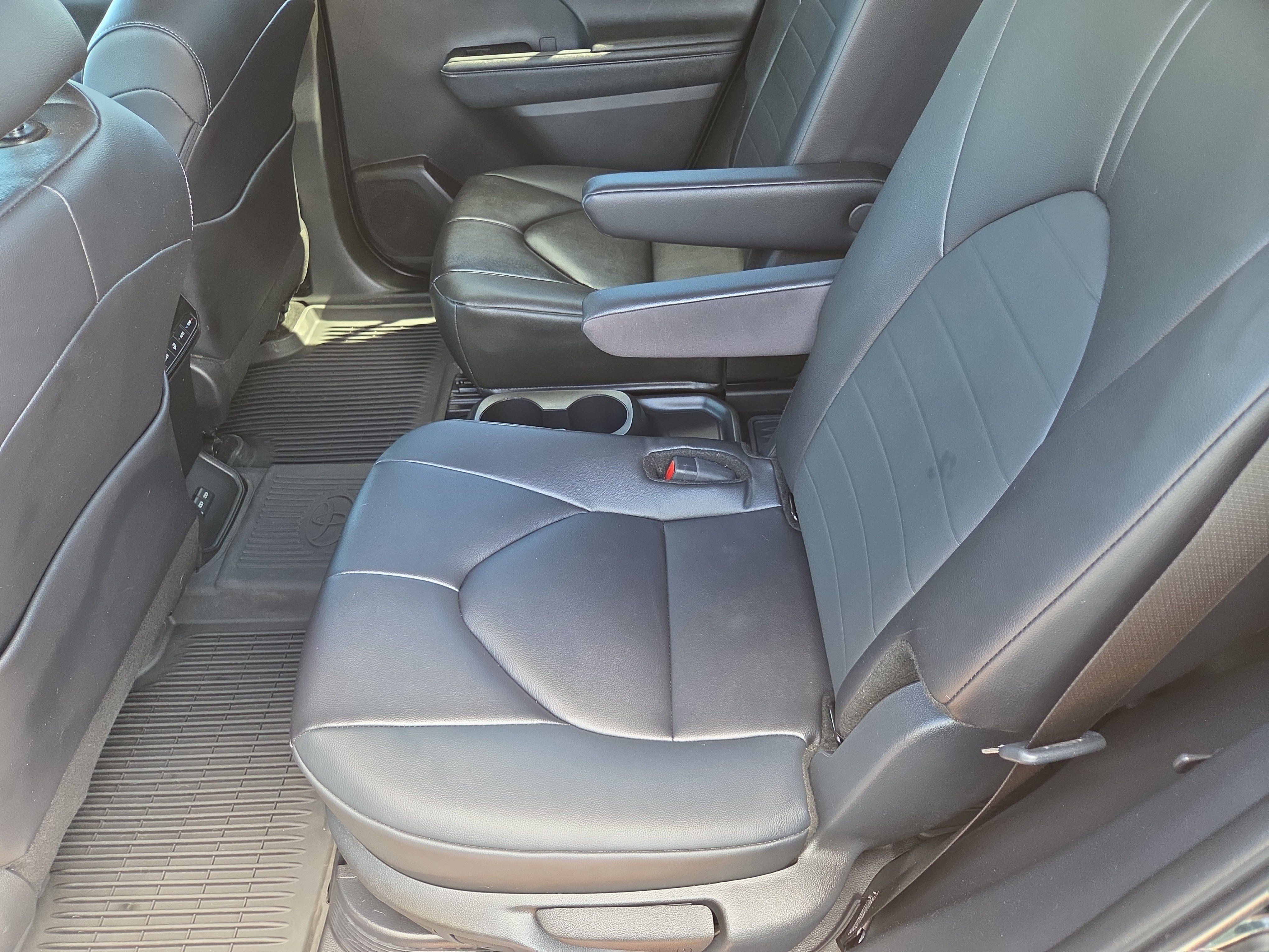 Used 2024 Toyota Highlander XLE AWD/4WD image 20