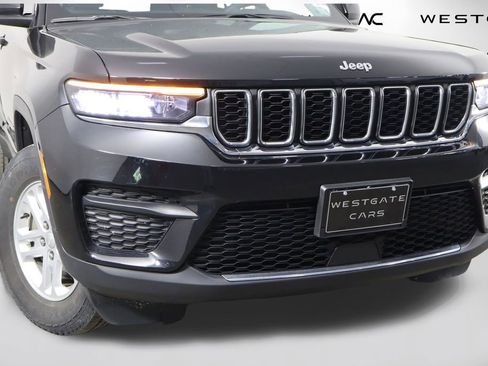 Used 2023 Jeep Grand Cherokee Laredo AWD/4WD image 46