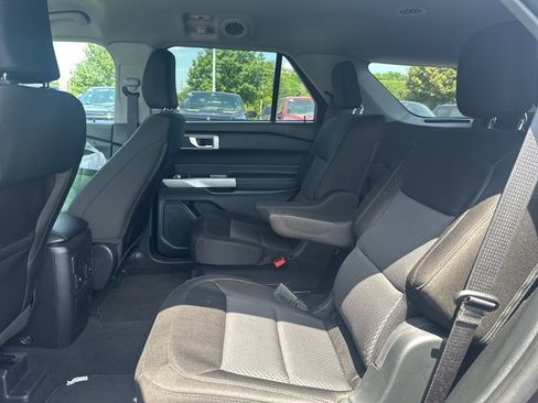 Used 2024 Ford Explorer XLT AWD/4WD image 12