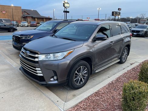 Used 2017 Toyota Highlander XLE image 2
