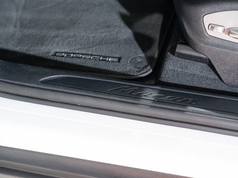 Certified 2024 Porsche Macan AWD/4WD image 12