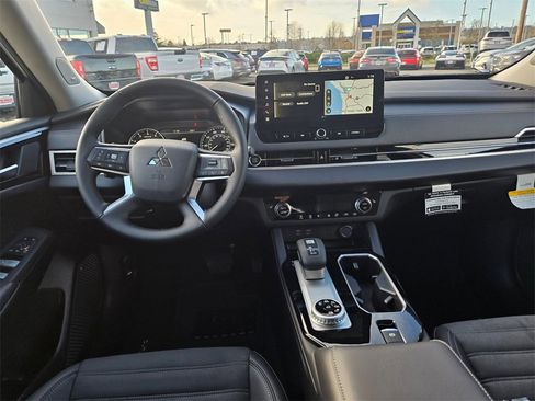 New 2025 Mitsubishi Outlander SE image 7