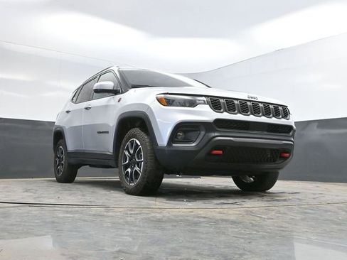 Used 2025 Jeep Compass Trailhawk AWD/4WD image 41