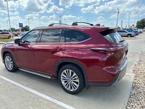 Used 2024 Toyota Highlander Platinum FWD image 3