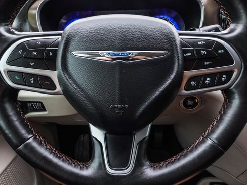 Used 2019 Chrysler Pacifica Touring-L w/ Advanced Safetytec Group FWD image 16