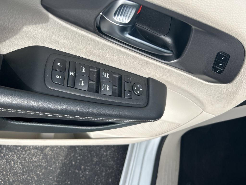 Used 2023 Chrysler Pacifica Touring-L FWD image 26