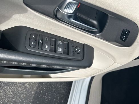 Used 2023 Chrysler Pacifica Touring-L FWD image 26