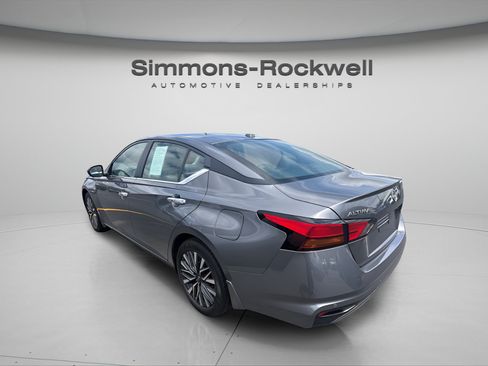 Used 2025 Nissan Altima 2.5 SV FWD image 3