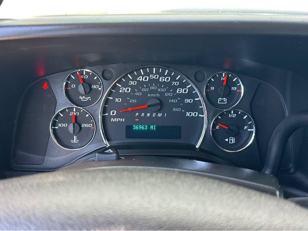 Used 2018 Chevrolet Express 2500 w/ Driver Convenience Package RWD image 18