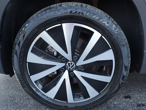 Used 2023 Volkswagen Taos SE w/ Panoramic Sunroof Package AWD/4WD image 30