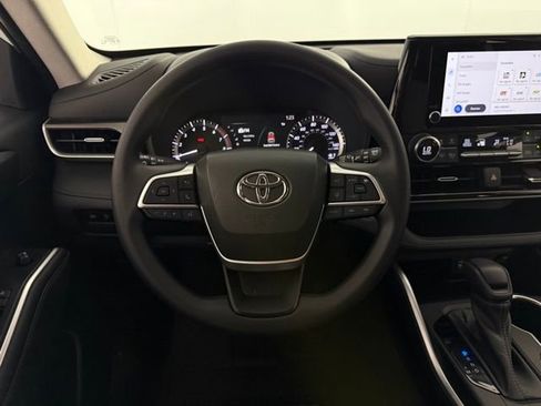 Used 2023 Toyota Highlander L image 17