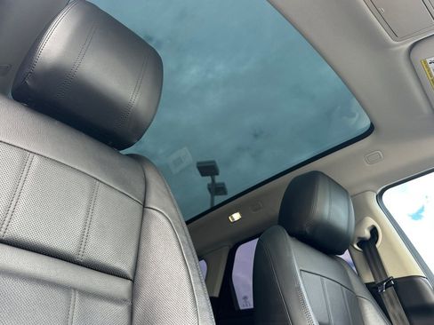 Used 2020 Land Rover Range Rover Evoque SE image 17