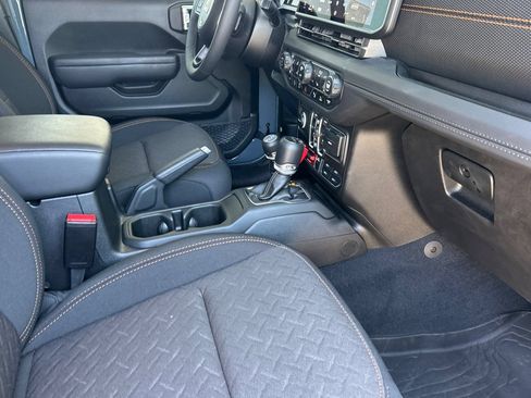 Used 2025 Jeep Gladiator Mojave w/ Safety Group AWD/4WD image 16