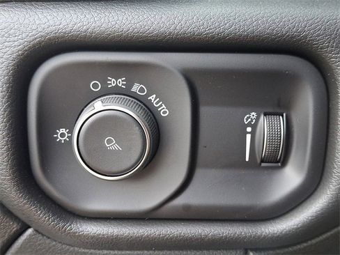 Used 2024 RAM 2500 Tradesman w/ Chrome Appearance Group image 25