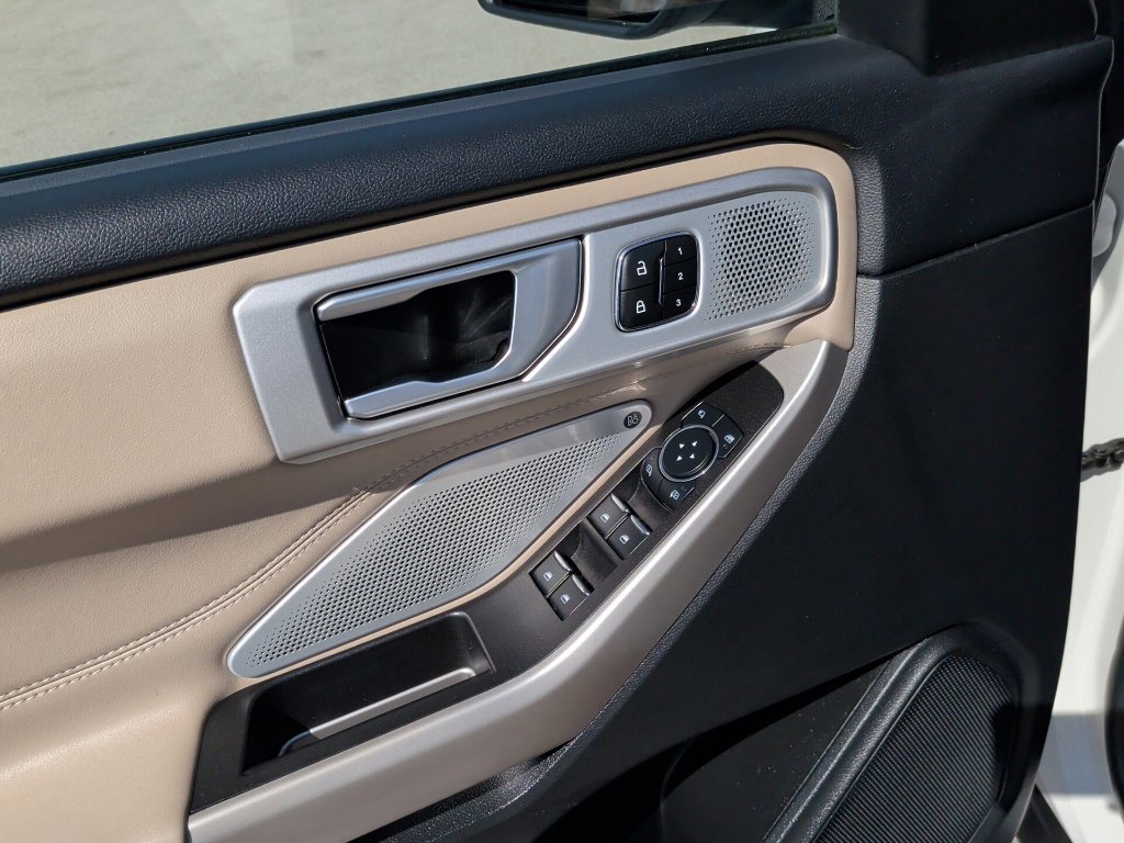 Used 2023 Ford Explorer Limited w/ Limited Technology Package RWD image 10