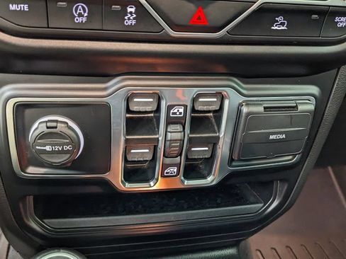 Used 2022 Jeep Gladiator Overland w/ Dual Top Group AWD/4WD image 30