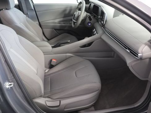 Certified 2024 Hyundai Elantra SE FWD image 21