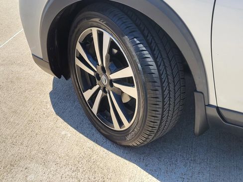 Used 2019 Nissan Kicks SR w/ SR Premium Package FWD image 9
