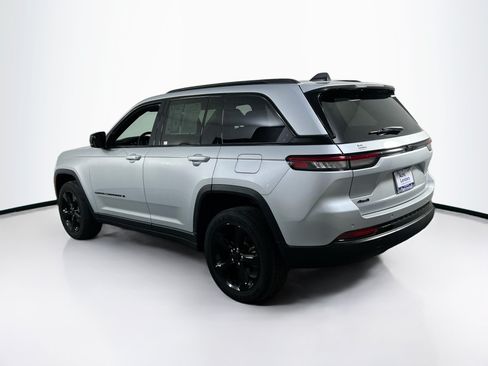 Used 2023 Jeep Grand Cherokee Altitude AWD/4WD image 7