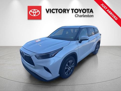 Used 2022 Toyota Highlander XLE image 1