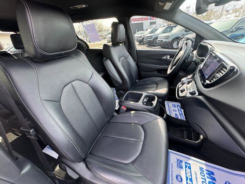 Used 2025 Chrysler Pacifica Select FWD image 40