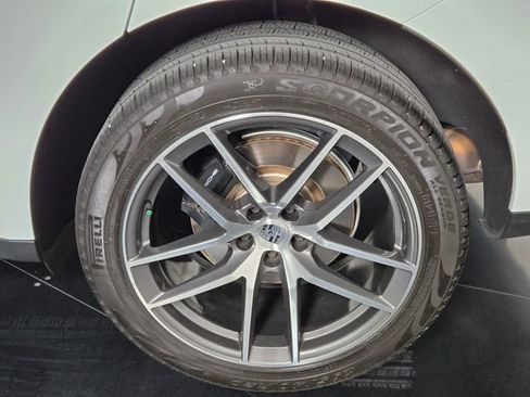 Used 2024 Porsche Macan image 11