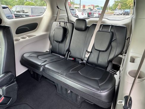 Used 2024 Chrysler Pacifica Touring-L FWD image 22