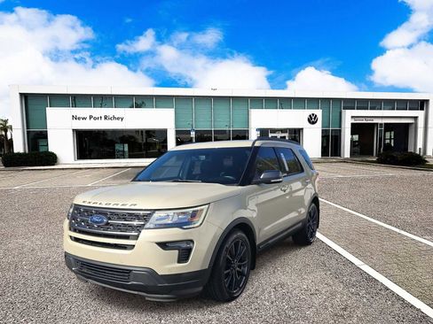 Used 2018 Ford Explorer XLT w/ Equipment Group 202A image 4