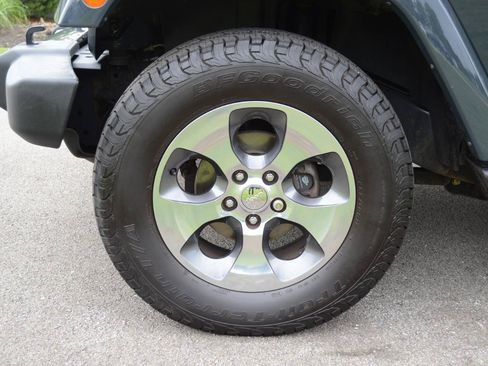 Used 2018 Jeep Wrangler Unlimited Sahara w/ Connectivity Group AWD/4WD image 9