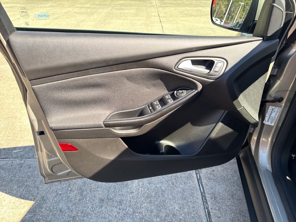 Used 2016 Ford Focus Titanium w/ Titanium Technology Package FWD image 13
