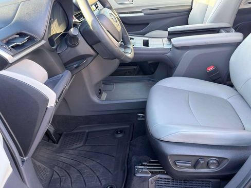 Used 2024 Toyota Sienna XLE w/ XLE Plus Package FWD image 27
