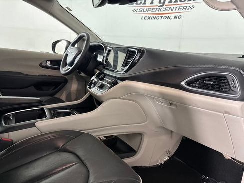 Used 2024 Chrysler Pacifica Limited FWD image 32