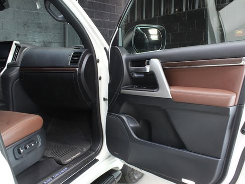 Used 2019 Toyota Land Cruiser w/ Four Season Floor Mat Package image 30