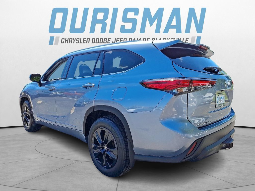 Used 2022 Toyota Highlander XLE AWD/4WD image 4