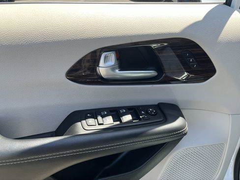 Used 2024 Chrysler Pacifica Limited FWD image 23
