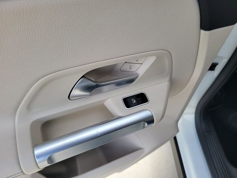 Used 2022 Mercedes-Benz GLB 250 image 11