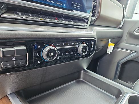 Used 2024 Chevrolet Silverado 2500 High Country w/ Technology Package AWD/4WD image 17