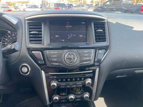 Used 2017 Nissan Pathfinder SV image 9