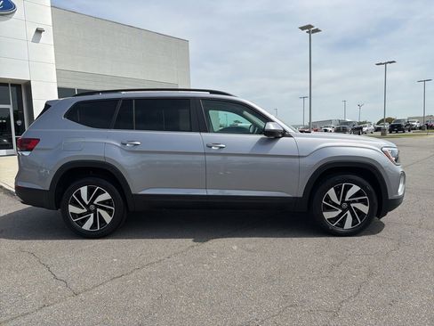 Used 2025 Volkswagen Atlas SE FWD image 2