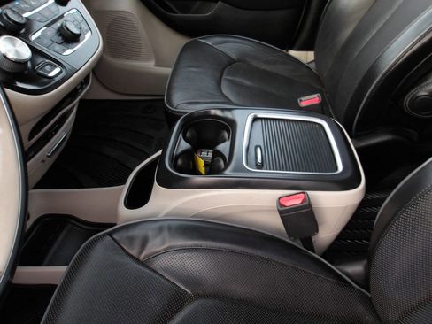 Used 2018 Chrysler Pacifica Limited w/ Tire & Wheel Group image 24