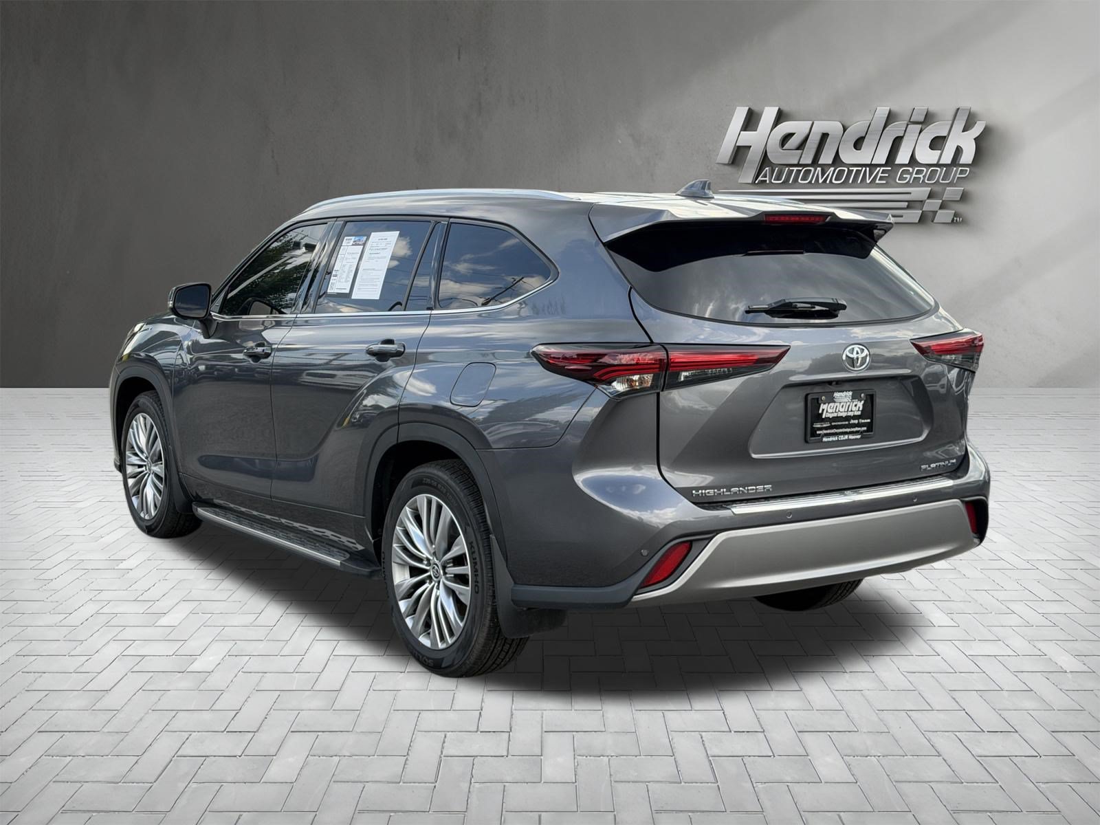 Used 2024 Toyota Highlander Platinum FWD image 8
