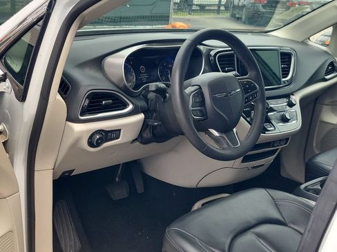 Used 2023 Chrysler Pacifica Touring-L FWD image 10