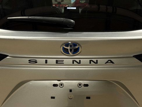 Certified 2023 Toyota Sienna XLE FWD image 27