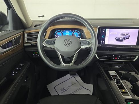 Used 2025 Volkswagen Atlas SE image 18
