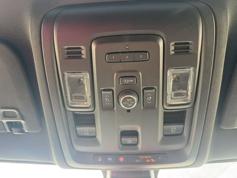 Used 2022 Chevrolet Tahoe Z71 w/ Luxury Package AWD/4WD image 22